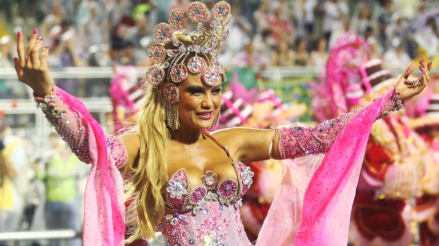 Ellen Rocche, a rainha de bateria da Rosas de Ouro no primeiro dia de desfiles em São Paulo