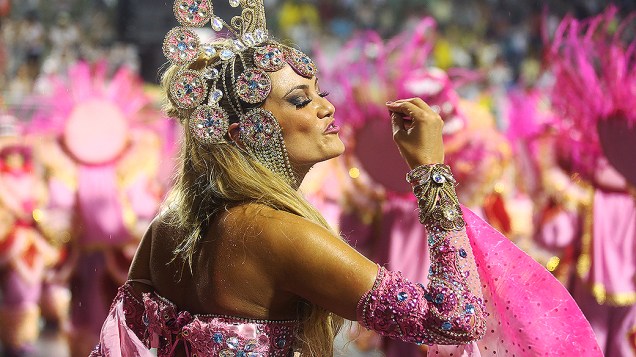 Ellen Rocche, a rainha de bateria da Rosas de Ouro no primeiro dia de desfiles em São Paulo