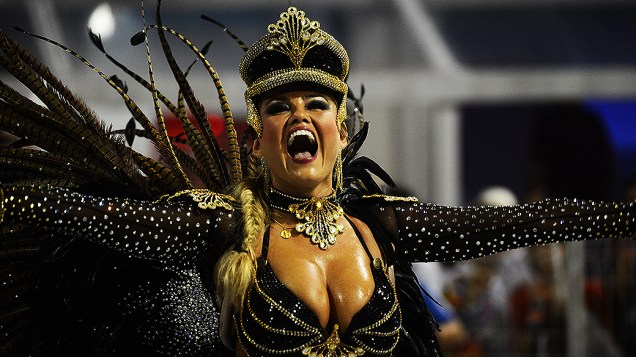 Ellen Rocche, rainha da bateria da Rosas de Ouro, na primeira noite de desfiles em São Paulo