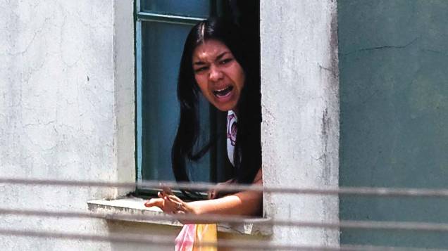 Eloá Cristina Pimentel, 15 anos, na janela do apartamento onde Lindemberg Fernandes Alves manteve ela como refém (2008)