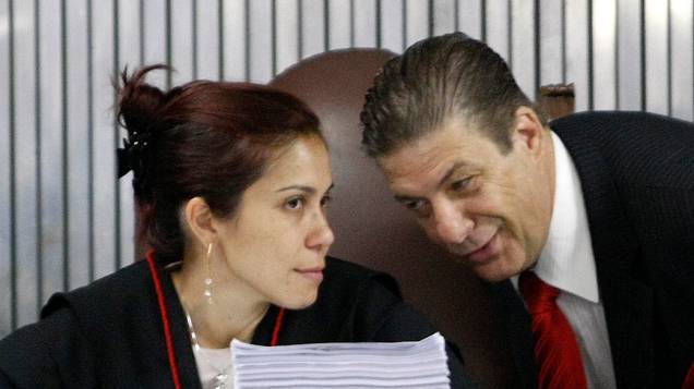 A promotora Daniela Hashimoto conversa com José Beraldo, advogado da família da adolescente Eloá Cristina Pimentel, no segundo dia de julgamento A promotora Daniela Hashimoto conversa com José Beraldo, advogado da família da adolescente Eloá Cristina Pimentel, no segundo dia de julgamento