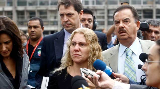 Mãe de Eloá, Ana Cristina Pimentel, chega ao fórum de Santo André no primeiro dia do julgamento