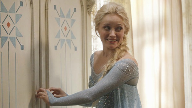 Elsa de ‘Frozen, vivida pela atriz Georgina Haig, em cena da série de TV Once Upon a Time