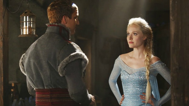 Elsa e Kristoff do filme Frozen, vividos pelos atores Scott Michael Foster e Georgina Haigem, em cena do seriado de TV Once Upon a Time