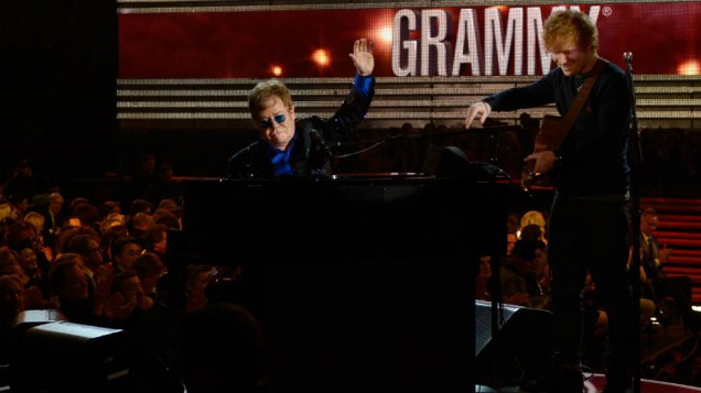 Elton John se apresenta com Ed Sheeran no Grammy Awards