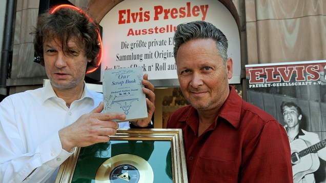Os colecionadores alemães Torsten Meck (à esquerda) e Andreas Schröer exibem as última aquisições para o Museu Elvis Presley