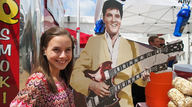 A adolescente Isabella Scott, de apenas 13 anos, posa ao lado do ícone da música Elvis Presley no estado norte-americano da Flórida