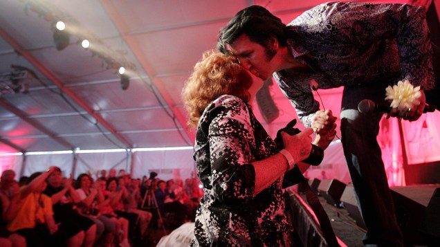 Artista australiano Mark Anthony dá um beijo em uma fã durante a sexta edição do concurso anual "Ultimate Elvis Tribute Artist"
