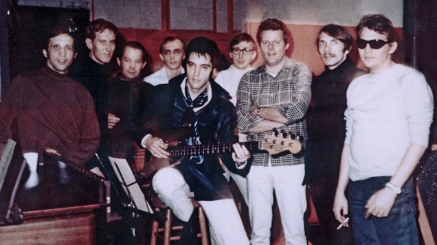 Elvis Presley posa para foto com fãs no estudio em 1969