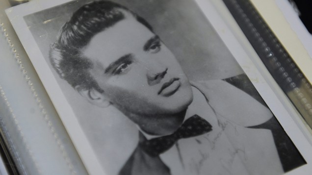 Fãs de Elvis Presley migram para a propriedade do astro em Graceland, nos Estados Unidos, para celebrar o aniversário de 35 anos de sua morte