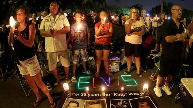 Fãs de Elvis Presley fazem vigília em Memphis, no Tennesse. Pessoas se juntaram em frente à casa onde o rei do rock morou para lembrar o aniversário de 35 anos da morte dele