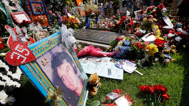 Fãs prestam homenagem ao cantor Elvis Presley, após 35 anos de sua morte