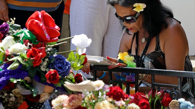 Fãs prestam homenagem ao cantor Elvis Presley, após 35 anos de sua morte