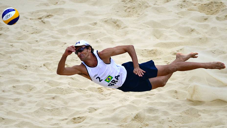 Alison e Emanuel venceram dupla da Letônia no vôlei de praia, em 07/08/2012