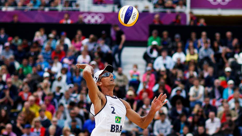 No primeiro jogo do Grupo A do vôlei de praia olímpico, Alison e Emanuel venceram dupla austríaca, em 29/07/2012