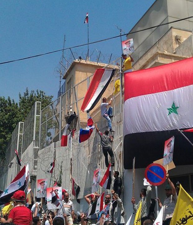 Aliados de Assad invadem embaixada americana em Damasco