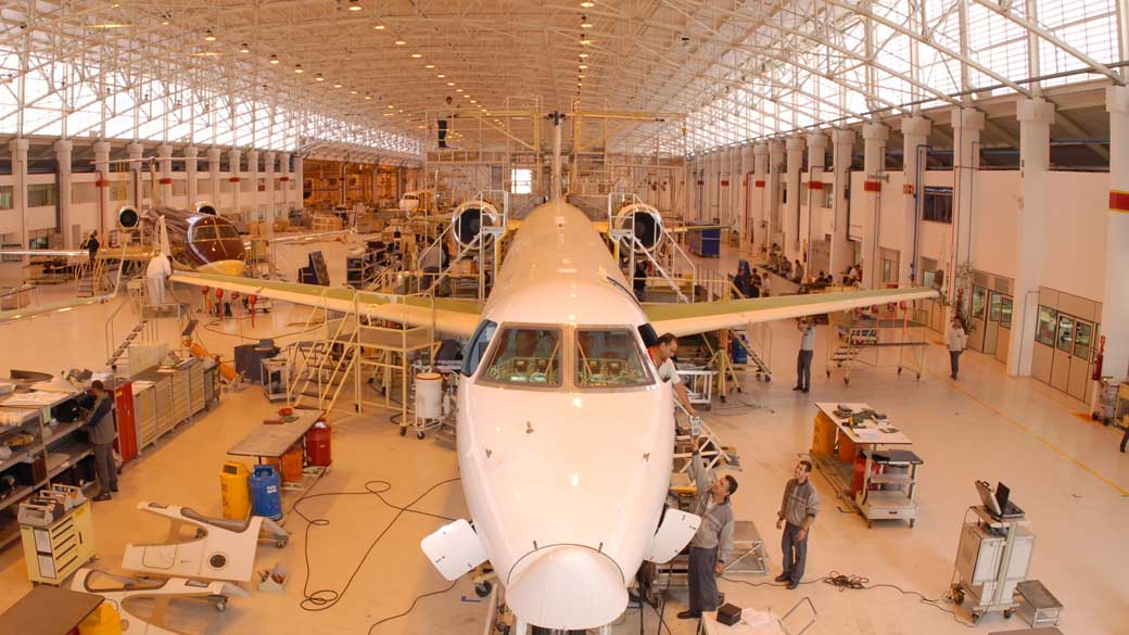 Galpão de montagem final de aviões na fábrica da Embraer