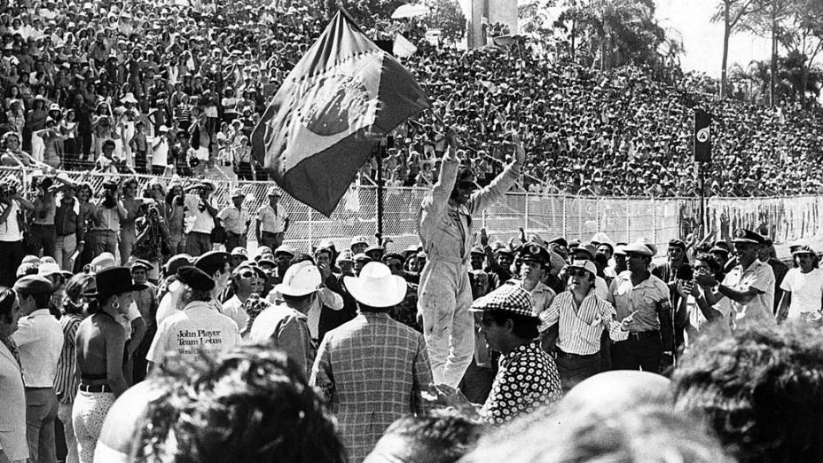 Emerson Fittipaldi comemora a vitória do GP Brasil de Fórmula 1 em 1973