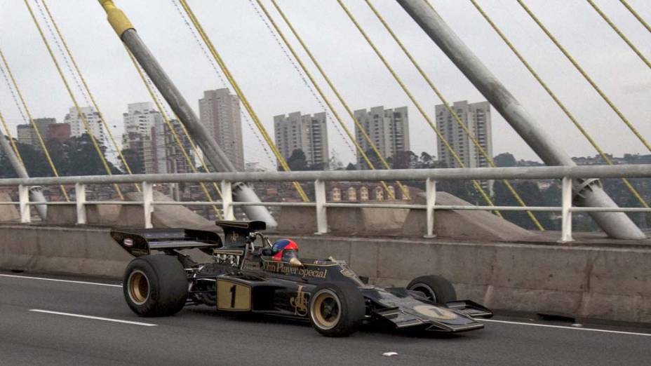 O ex-piloto bicampeão de Fórmula 1, Emerson Fittipaldi, dirige uma Lotus 72 nas ruas de São Paulo