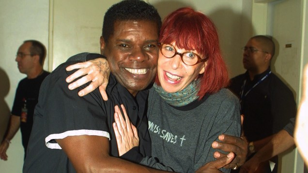 Rita Lee, abraçada com Emílio Santiago, após o seu show no Canecão em 2004
