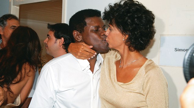 Emílio Santiago beijando Simone, após show da cantora, no Canecão, em Botafogo em 2006
