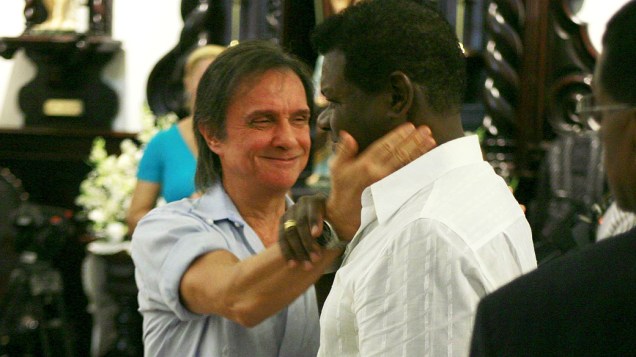 Emílio Santiago cumprimentando Roberto Carlos em 2010