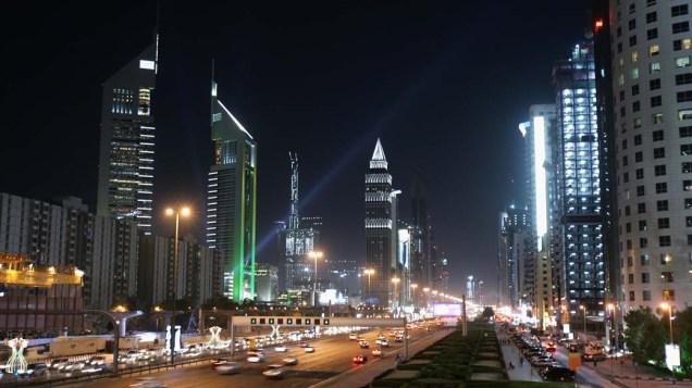 Com design futurista e inúmeros arranha-céus, Dubai também quer ser pólo de empresas do Ocidente no Oriente Médio. Na foto, a famosa avenida Sheikh Zayed Road, em Dubai