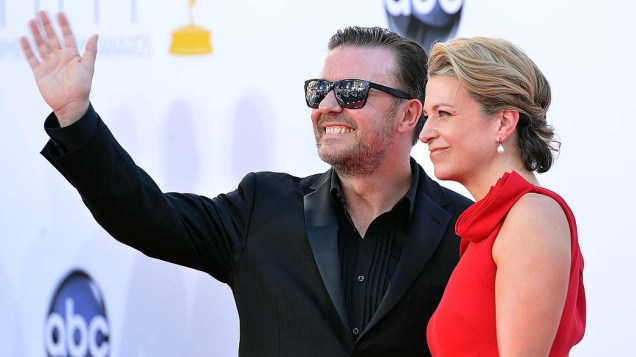 O comediante Ricky Gervais e Jane Fallon durante o Emmy Awards 2012