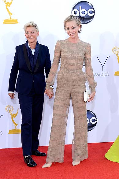 Elen DeGeneres e a atriz Portia de Rossi durante o Emmy Awards 2012