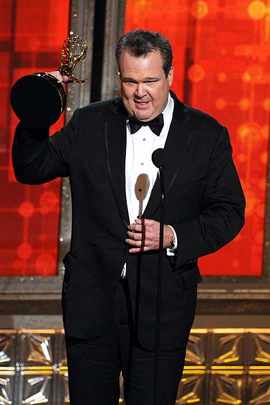 Eric Stonestreet levou o primeiro prêmio da noite como melhor ator coadjuvante de comédia por atuação em Modern Family