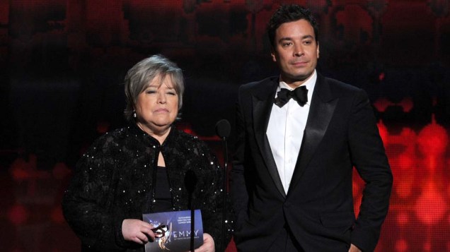 Kathy Bates e Jimmy Fallon durante o Emmy Awards 2012