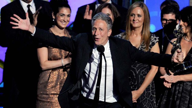 Jon Stewart e os roteiristas e produtores de "The Daily Show" celebram o prêmio de melhor série de variedades