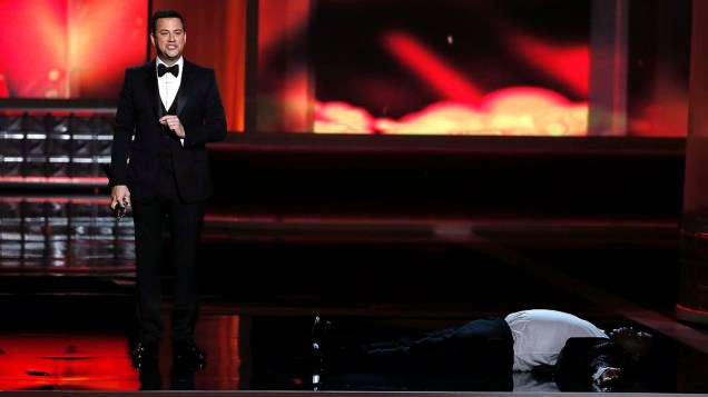 O apresentador Jimmy Kimmel e Tracy Morgan durante o Emmy Awards 2012