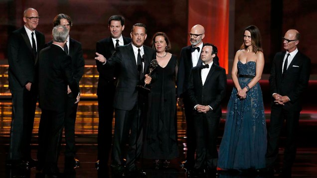 O produtor Tom Hanks e o elenco de Game Change comemoram o prêmio de melhor minissérie de 2012 durante o Emmy Awards 2012
