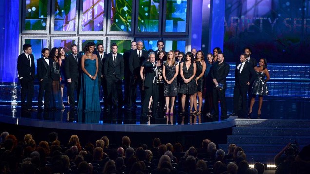 Jon Stewart com os roteiristas e produtores do "The Daily Show" durante o Emmy Awards 2012