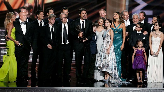 Elenco de Modern Family sobe ao palco para celebrar o Emmy de melhor série de comédia