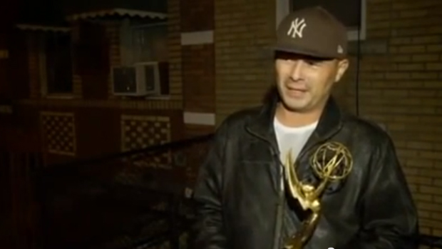 Homem encontra estatueta do Emmy no lixo