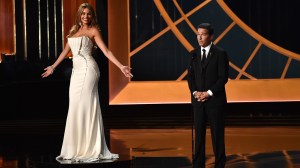 A atriz Sofía Vergara ao lado de Bruce Rosenblum, presidente da Academia de TV, durante o Emmy 2014
