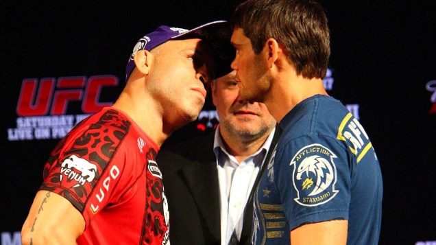 Encarada entre Wanderlei Silva (à esq.) e Rich Franklin (à dir) durante a coletiva do UFC 147