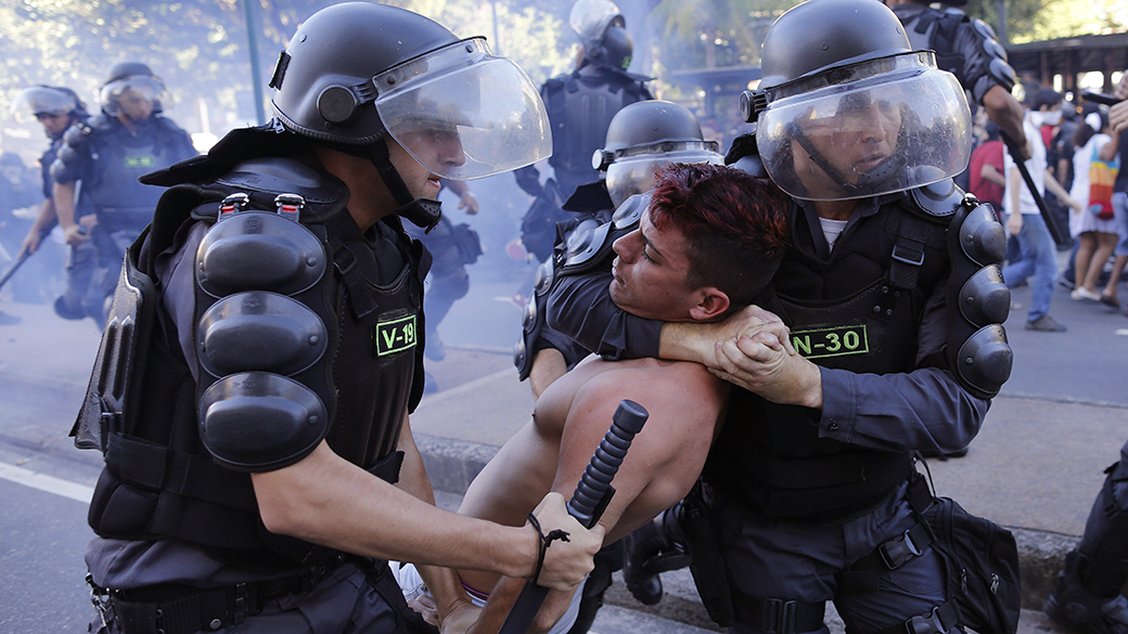 Manifestante é detido nos arredores do Maracanã