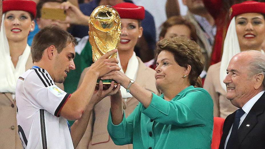 Dilma Rousseff entrega taça para o capitão alemão Lahm