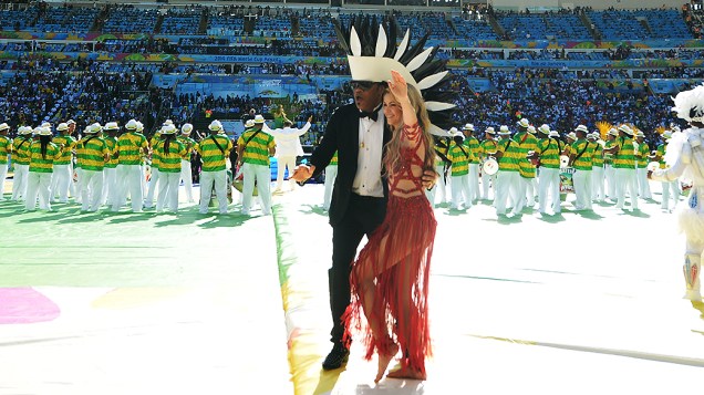 Carlinhos Brown e Shakira durante a cerimônia de encerramento da Copa do Mundo no Maracanã, no Rio