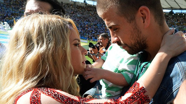 Shakira com o marido, o jogador espanhol Piqué, e o filho durante a cerimônia de encerramento da Copa do Mundo no Maracanã, no Rio