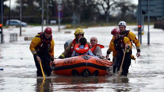 Moradores de Asaph são resgatados de bote durante enchentes que atigem o Reino Unido