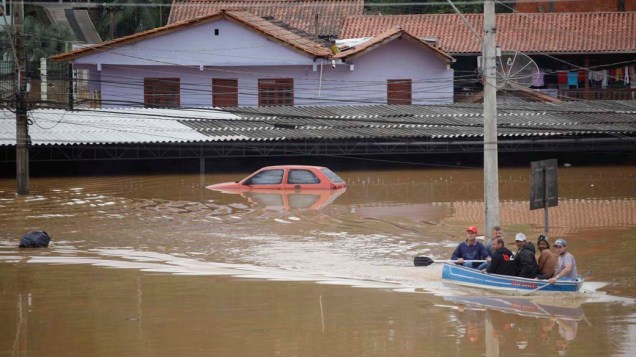 Pessoas são resgatadas de área completamente alagada na cidade de Blumenau, Santa Catarina