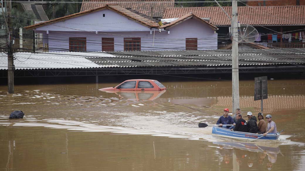 Pessoas são resgatadas de área completamente alagada na cidade de Blumenau, Santa Catarina