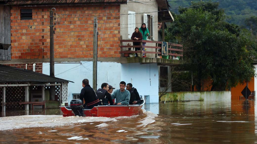Moradores são resgatados de bote em Montenegro, Rio Grande do Sul