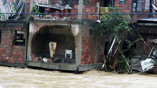 Chuva alagou cidades da região e deixou um morto Xerém, área de Duque de Caxias (RJ) Chuva alagou cidades da região e deixou um morto Xerém, área de Duque de Caxias (RJ)