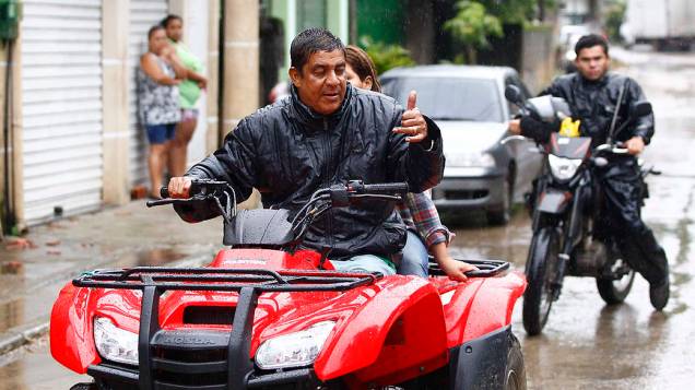 O cantor Zeca Pagodinho, que mora em Xerém, ajudou moradores prejudicados pelas chuvas