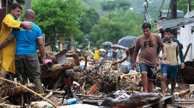 Chuva forte alaga ruas e destroi casas no distrito de Xerem em Duque de Caxias Chuva forte alaga ruas e destroi casas no distrito de Xerem em Duque de Caxias